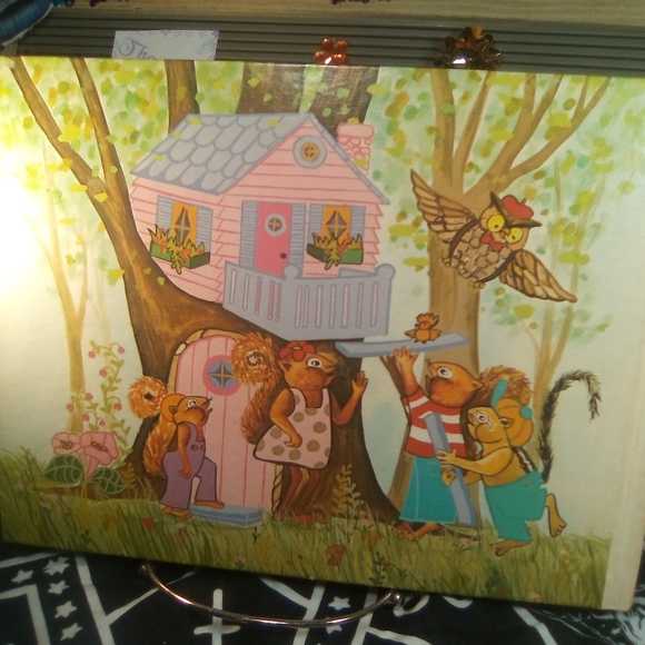 FREE VINTAGE THE HOUSE IN THE HOLE IN THE SIDE OF THE TREE HARDBACK - Picture 2 of 2